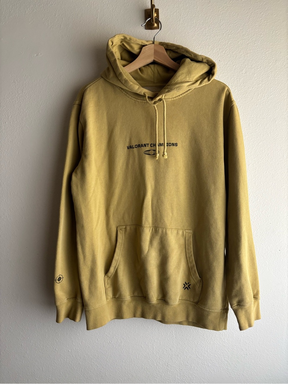 2023 VALORANT Champions Los Angeles Men Hoodie Mustard Size Medium Riot Games